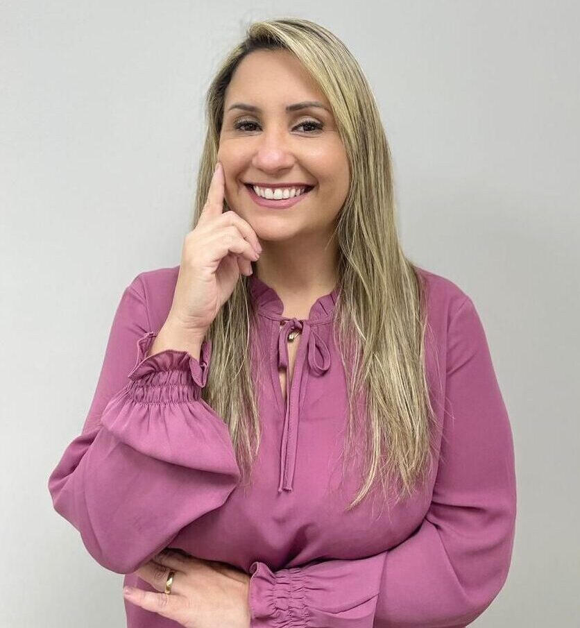 cropped-cropped-cropped-cropped-WhatsApp-Image-2025-06-16-at-16.12.16.jpeg dentista especialista em aparelhos ortodonticos, ortodontia , sorrindo , com uma blusa social rosa. es
