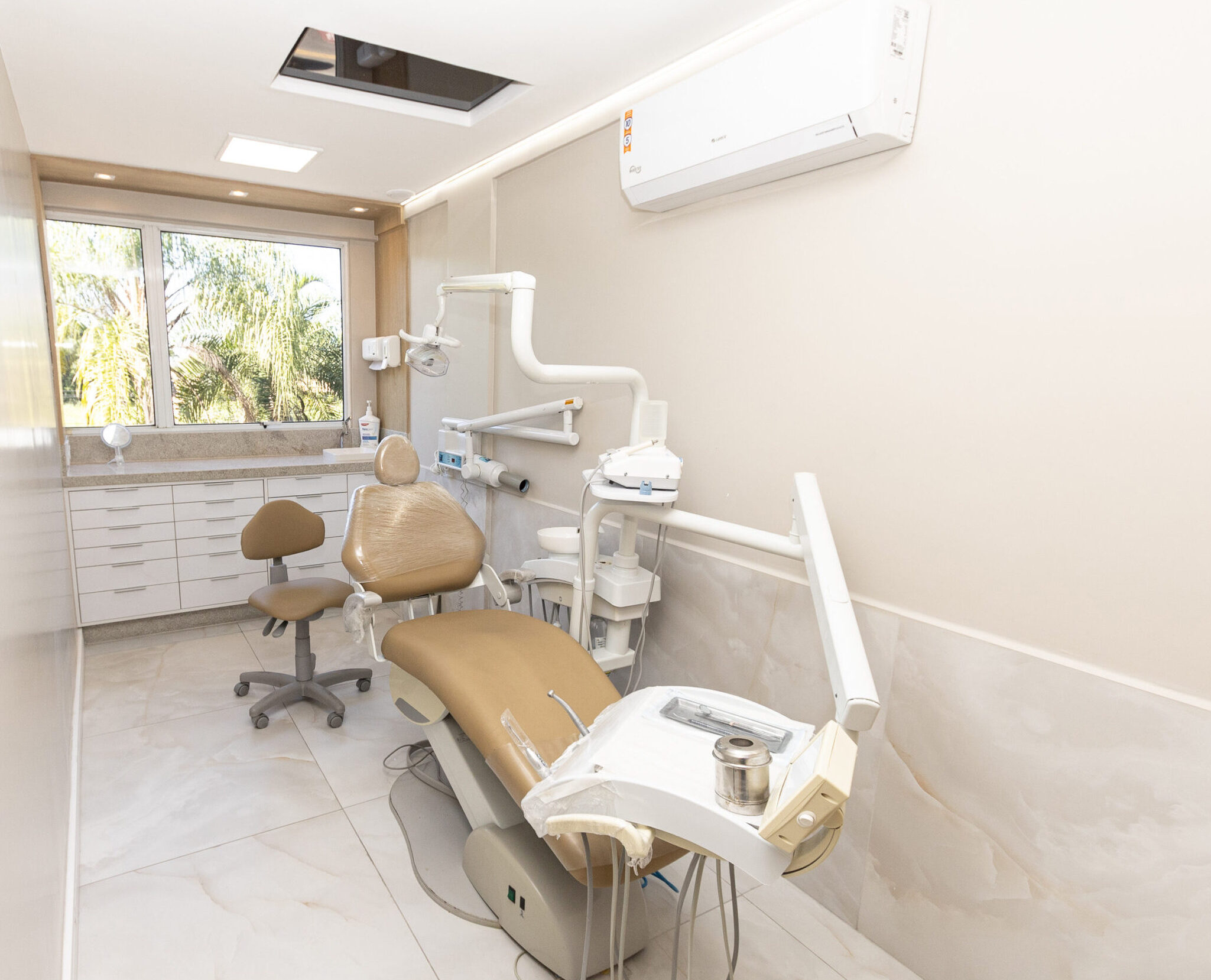 foto da sala de atendimento do consultório odontológico na Estrada dos Bandeirantes RJ 
